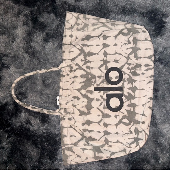 Alo Patterned Tote Bag - Picture 2 of 3